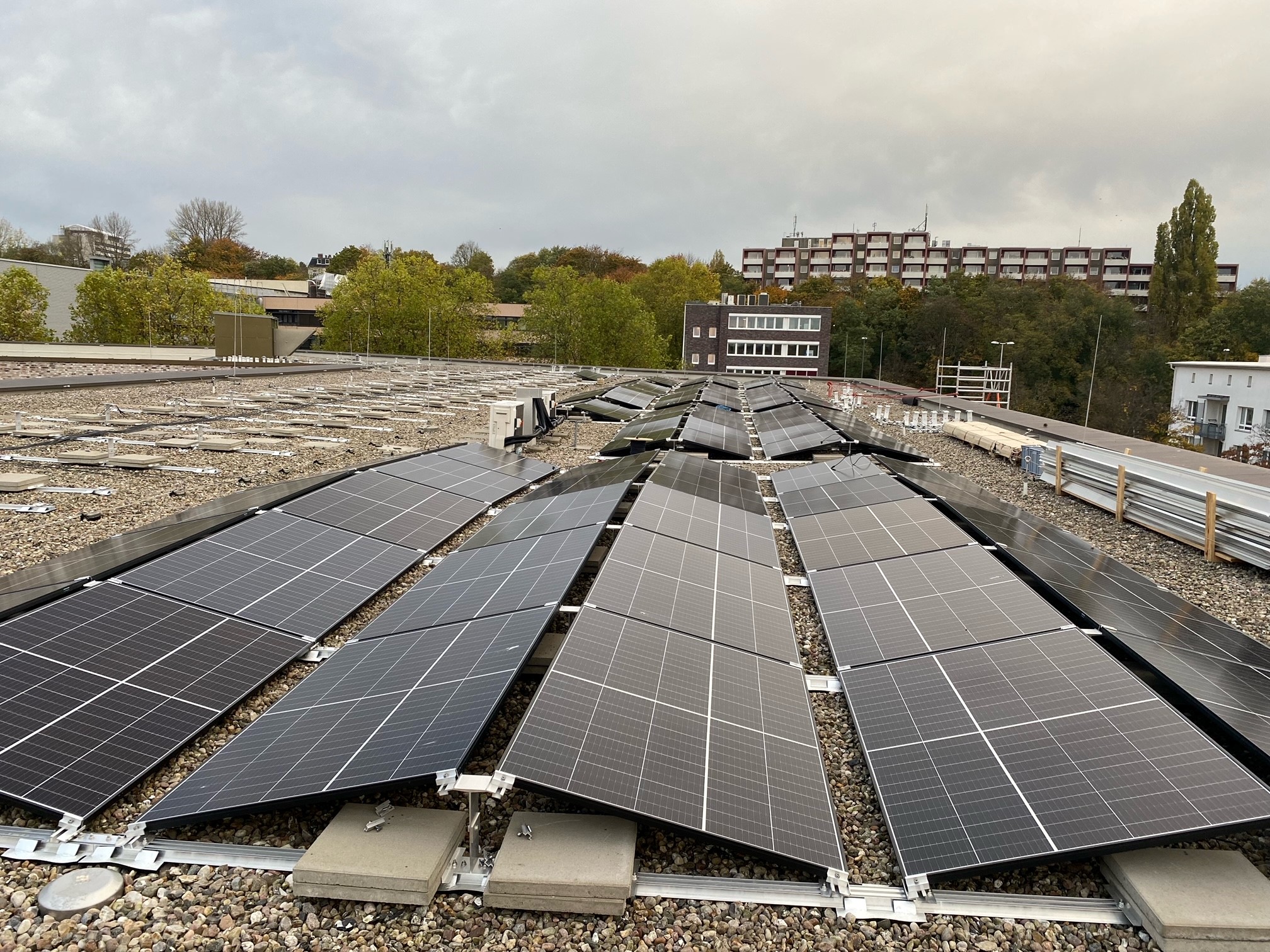 PV-Anlagen auf dem Dach der Schule